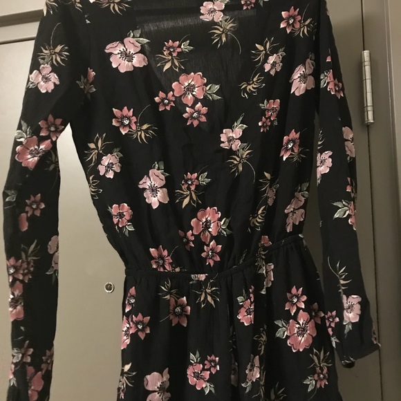 Black floral romper XS | Full Tilt - Picture 3 of 5